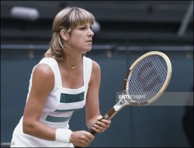 Combien d'années séparent le premier et le dernier des sept titres de Chris Evert en simple dames à Roland-Garros ?