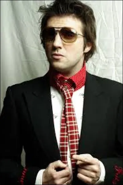 Quel est le nom du Helmut qui a chanté ''Ça m'énerve'' ?