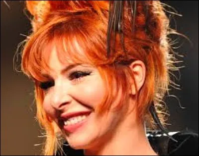 ''C'est dans l'air'' de Mylène Farmer est une chanson qui a presque le même titre que l'émission ''C dans l'air''. Qui l'a présentée de 2001 à 2016 ?