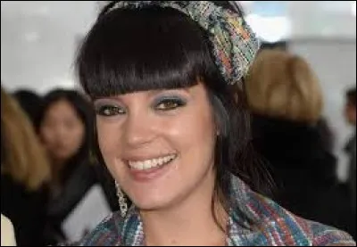 Quel titre a chanté la charmante Lili Allen ?