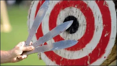 Le personnage principal maîtrise le lancer de couteau.