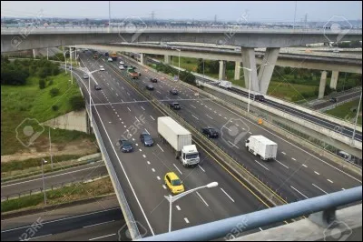 Question type code : je circule sur la voie la plus à gauche sur autoroute à trois voies en sens unique. Je suis bien placé... (2 réponses attendues !)
