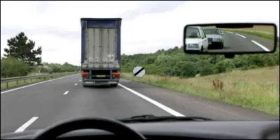 Quels marquages au sol m'autorisent à effectuer un dépassement si possible ?