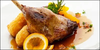 Quelle volaille est accompagnée d'oranges dans un grand classique de la cuisine française ?