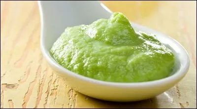 Quel est ce condiment au goût piquant, se présentant sous la forme d'une pâte verte et consommé en Asie ?