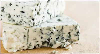 Quel lait sert à la préparation du roquefort, caractérisé par ses moisissures bleues ?