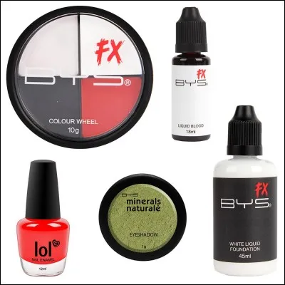 Elle __ du maquillage.