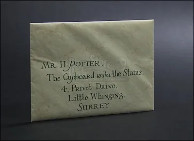 Dans la lettre d'admission à Poudlard en dessous de 
Directeur : Albus Dumbeldore, qu'est-il écrit ?