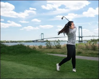 Le __ est son sport favori.