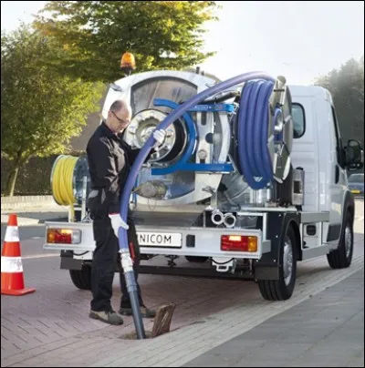 Quel nom porte l'engin aspirant qui leur sert à déboucher les canalisations ?