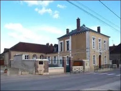Commune de Bourgogne-Franche-Comté, dans l'arrondissement d'Auxerre, Chassy se situe dans le département ...