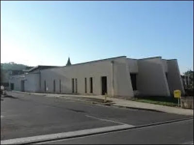 Nous sommes dans l'ancienne région Poitou-Charentes, au musée de la Seconde Guerre Mondiale de Tercé. Nous nous trouvons dans le département ...