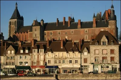 Nous continuons dans le Centre-Val-de-Loire. Cette commune est connue pour sa faïencerie. J'évoque la ville de...