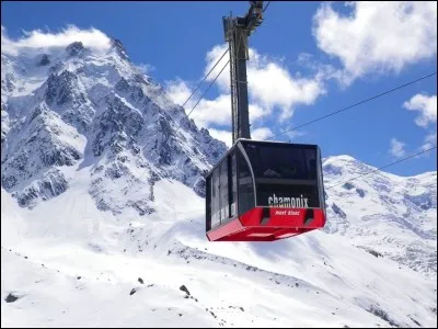 Nous sommes désormais en Auvergne-Rhône-Alpes. Cette ville possède la plus grande station skiable au monde. Il s'agit de...