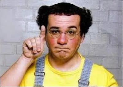 ''Moi qui aime les vérités de ceux qui portent un nez rouge 
J'aurais été crever les pneus d'la moto à Coluche''

Sur quelle radio, Michel Colucci élabora-t-il le projet des ''Restaurants du cœur'' ?