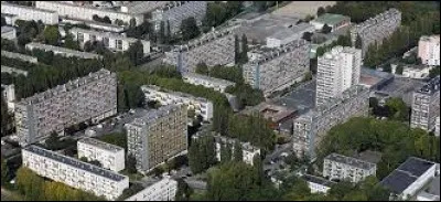 ''J'aurais été à Clichy-sous-Bois 
Débrancher le transfo d'EDF avant que Zyed et Bouna arrivent''

La ville où eut lieu le drame qui coûta la vie à deux jeunes se situe en Seine-Saint-Denis. Quel est le chef-lieu de ce département ?
