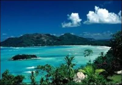 ''Puis, j'aurais été fêter l'indépendance de mes Comores 
Dans les bras de mon grand-père avant sa mort''

Quelle ville est la capitale des Comores ?