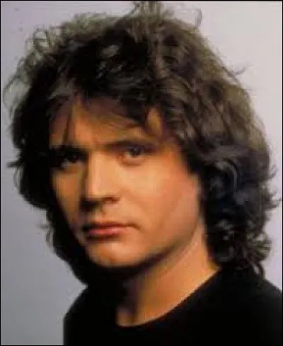 ''Puis, un p'tit tour au Paris-Dakar en pleine savane 
Pour boycotter l'hélico de Daniel Balavoine''

Que voulait livrer Daniel Balavoine dans les villages à l'occasion du Paris-Dakar ?