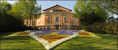 Quel est le nom des deux personnes qui dirigent aujourd'hui (2018) le Festival de Bayreuth ?
