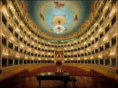 En quelle année l'opéra de Venise "La Fenice" a-t-il été inauguré ? (Pour la première fois, car qu'il a brûlé deux fois...)