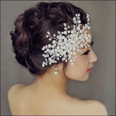 Quand America arrive à l'aéroport, elle rencontre Marlee et...