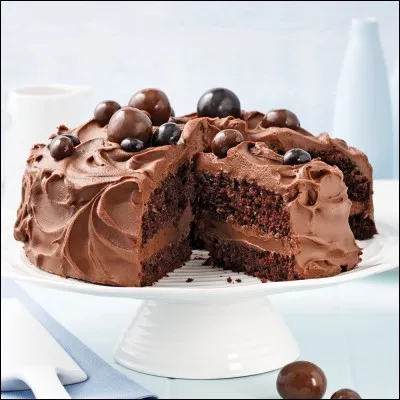 Il mange une __ de gâteau.