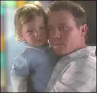 Le bb que Lo tient dans ses bras, c'est :