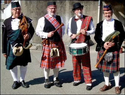 Quel groupe a pour surnom 'Les Fab Four' ?