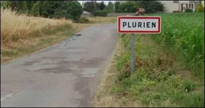Apr&egrave;s ce panneau, Plurien (C&ocirc;tes-d'Armor). Les habitants de ce village portent le gentil&eacute; ...