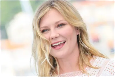 Qui est cette jolie actrice blonde ?