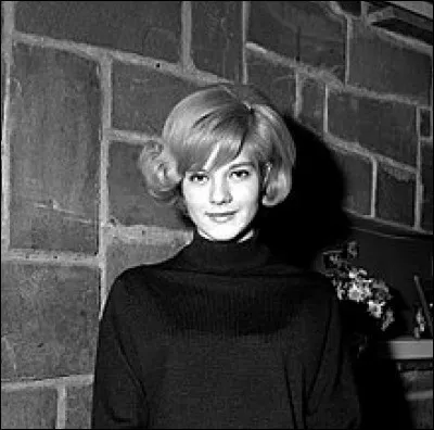 Comment s'appelait Sylvie Vartan avant de monter sur la scène ?