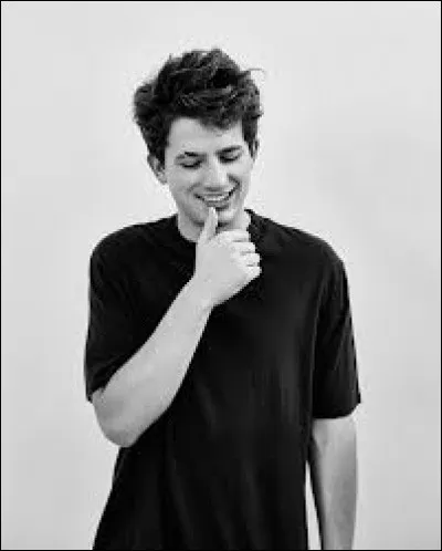 Avec quelle chanteuse partage-t-il un duo pour le single "Done For Me" ?