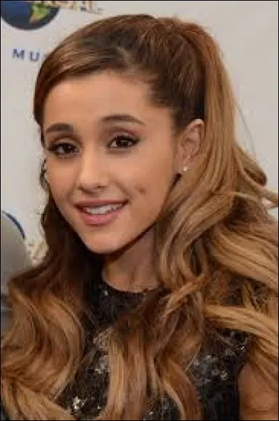 Avec quel chanteur partage-t-elle un duo sur le single "Popular Song" en 2012 ?