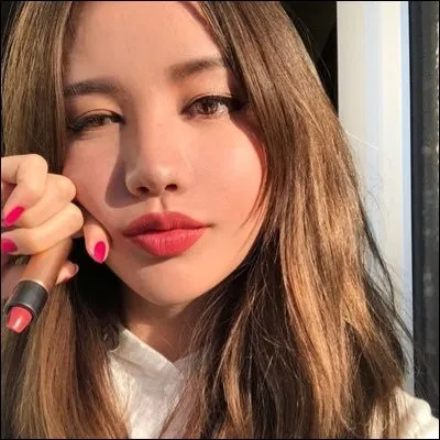 Quel est le nom de cette youtubeuse ?