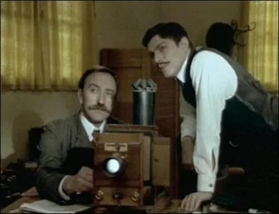 Qui est le policier assis ?