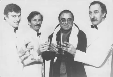 Qui est l'homme en noir au milieu des hommes de la brigade ?