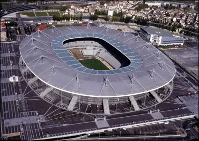 Le Stade de France n'est pas exactement à Paris, mais très proche. Dans quelle commune se trouve-t-il ?