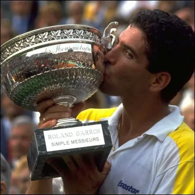 Quelle est la nationalité d'Andrés Gomez le vainqueur de Roland-Garros 1990 aux dépens d'André Agassi ?
