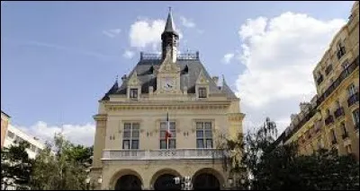 Cl&eacute;mentine habite aux Lilas (Seine-Saint-Denis). Elle porte le gentil&eacute; ...