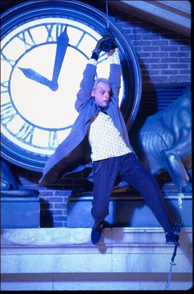 L'horloge de la ville a stoppé sa course, frappée par la foudre. A quelle heure précise, car cette information est capitale pour le Doc et pour Marty ?