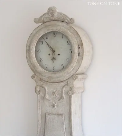 Il est un poète célèbre français qui raconte la fuite du temps par l'évocation d'une sorte d'horloge à eau, la clepsydre. Qui est-il ?