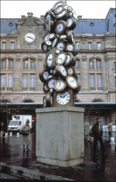 Quel artiste mondialement connu a réalisé une sculpture en accumulation de montres, intitulée L'heure de tous ?