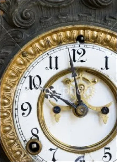 Quelle est l'heure limite fixée à Cendrillon par sa marraine, à partir de laquelle le sortilège de ses vêtements et de son équipage sera réduit à néant ?