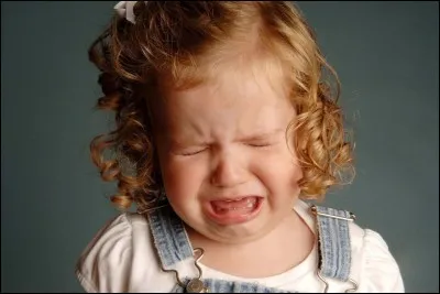 Tu fais mal à ton petit frère ou ta petite sur.