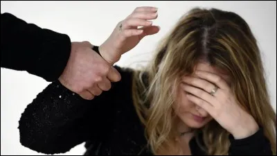 Malheureusement, les femmes ne subissent pas seulement les inégalités entres elles et les hommes mais elles souffrent aussi de violences conjugales. À quel intervalle de temps une femme meurt de violences conjugales en France ?