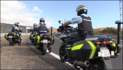 Ces motocyclistes appartenant à l'escadron départemental de sécurité routière procèdent à un contrôle de vitesse. Sur quelle route agissent-ils ?