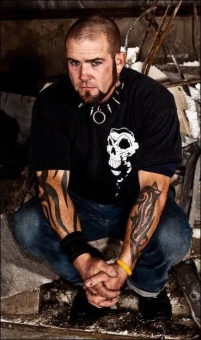 Comment s'appelle le premier chanteur du groupe ?