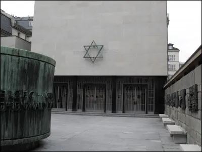 En quelle année le mémorial de la Shoah du 4e arrondissement de Paris est-il inauguré ?