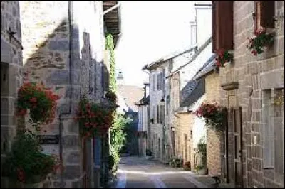 Nous flânons dans les rues de Leucamp. Village d'Auvergne-Rhône-Alpes, dans l'arrondissement d'Aurillac, il se situe dans le département ...
