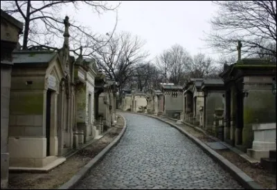 Le plus ancien cimeti&egrave;re de la Capitale est l'un des lieux de p&egrave;lerinage les plus c&eacute;l&egrave;bres au monde avec 3 millions de promeneurs par an : remarquable aussi par les t&eacute;moignages d'amour qui laissent les nombreux visiteurs. Oscar Wilde, Jim Morrison, Chopin, Sarah Bernhardt, Piaf, Apollinaire, Ab&eacute;lard, Balzac, B&eacute;caud, Champollion, Delacroix, &Eacute;luard, Moli&egrave;re, M&eacute;li&egrave;s, Moustaki y reposent.